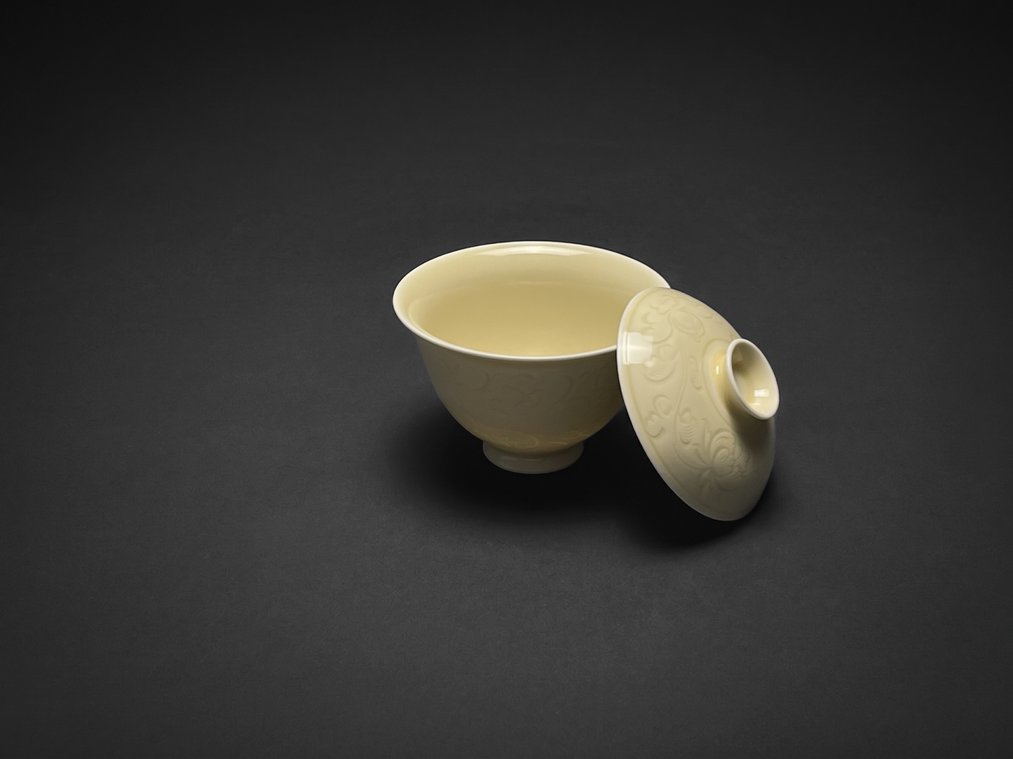 Pale Bloom | Honey Yellow Glaze Floral Relief Tea Set (Gaiwan)