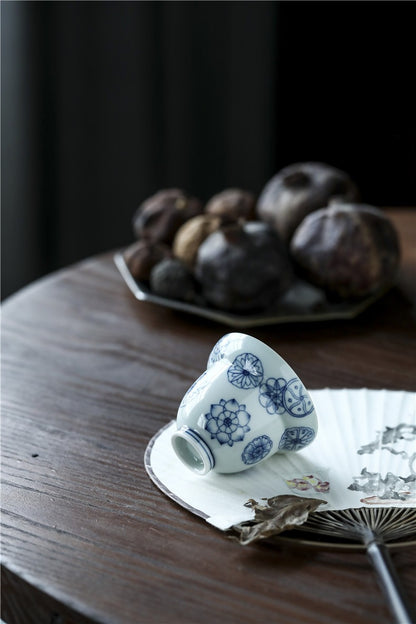 Jingdezhen Antique-Style Hand-Painted Wood-Fired Blue & White Gourd Cup – Scattered Medallion Motif