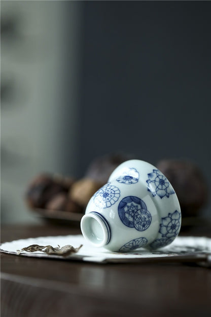 Jingdezhen Antique-Style Hand-Painted Wood-Fired Blue & White Gourd Cup – Scattered Medallion Motif