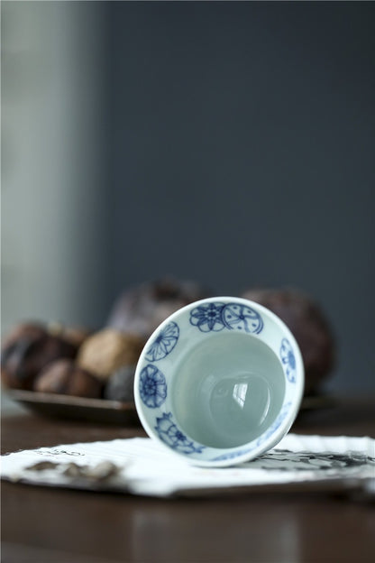 Jingdezhen Antique-Style Hand-Painted Wood-Fired Blue & White Gourd Cup – Scattered Medallion Motif