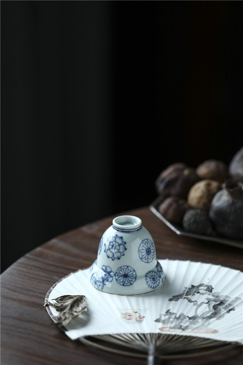 Jingdezhen Antique-Style Hand-Painted Wood-Fired Blue & White Gourd Cup – Scattered Medallion Motif