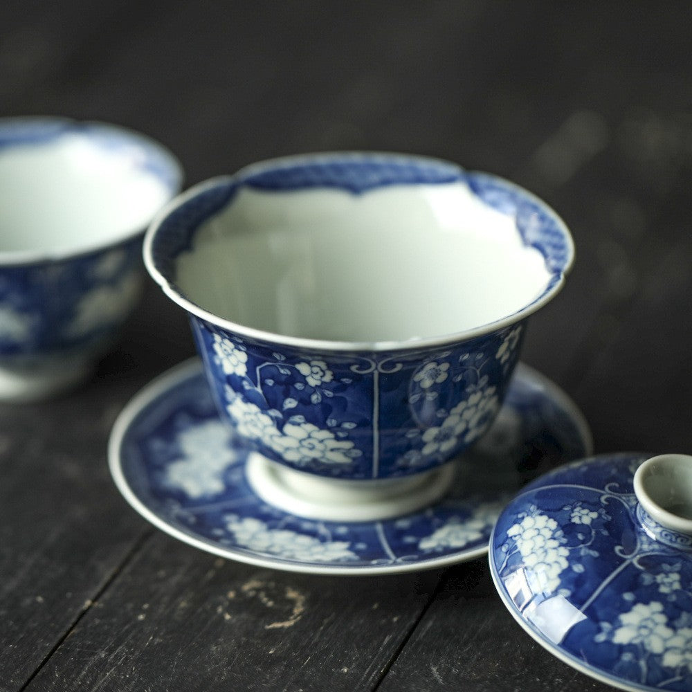 Jingdezhen Antique-Style Hand-Painted Wood-Fired Blue & White Sancai Gaiwan – Negative Space Floral Motif